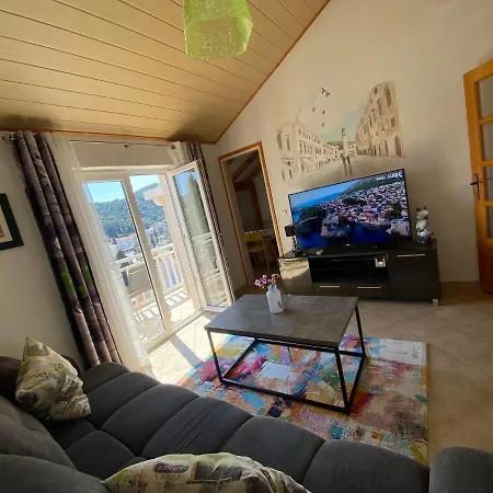 Sandra Free Private Parking *