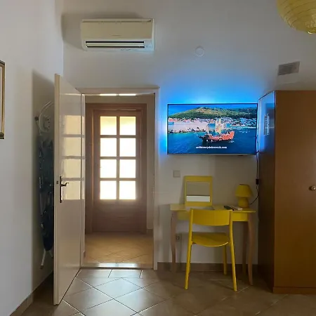 Sandra Free Private Parking *