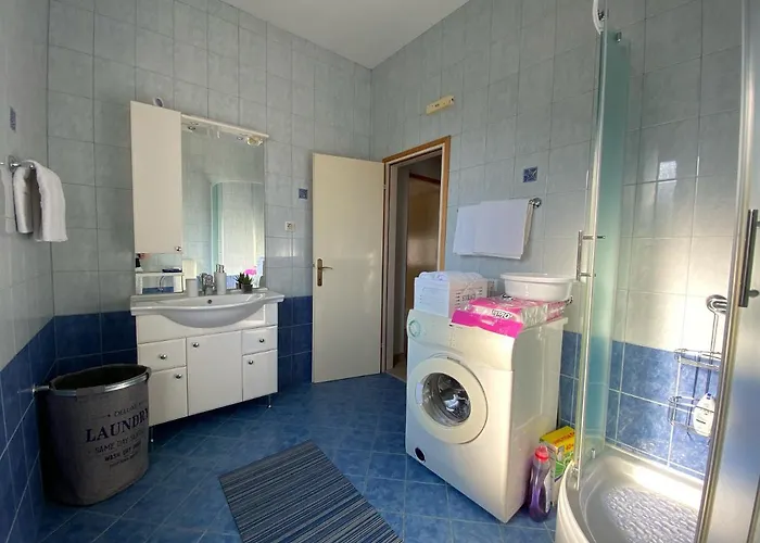 Sandra Free Private Parking *