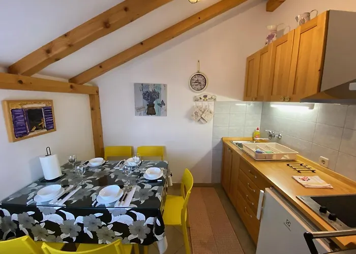 Sandra Free Private Parking *