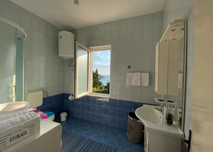 Sandra Free Private Parking