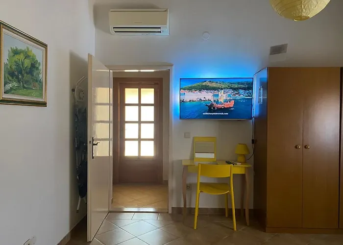 Sandra Free Private Parking *