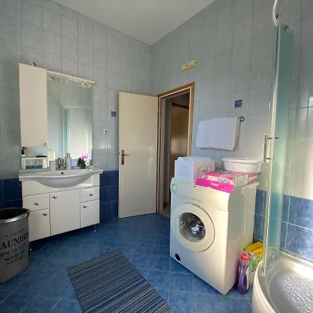 Sandra Free Private Parking *